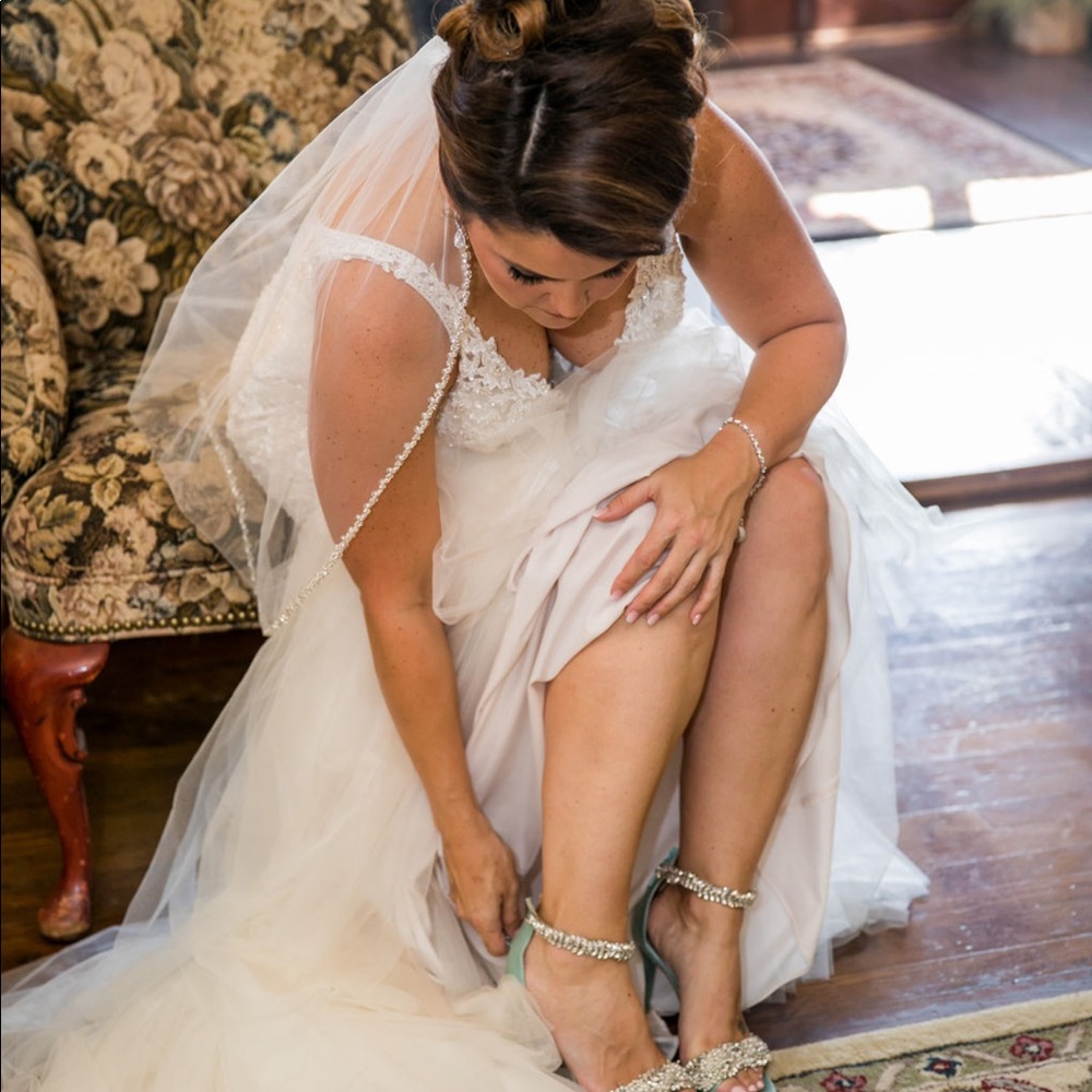 The most beautiful Badgley Mischka wedding shoes - Picture 3 of 4